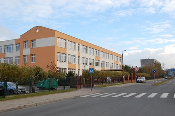 zdjęcie z widokiem na budynek szkoły